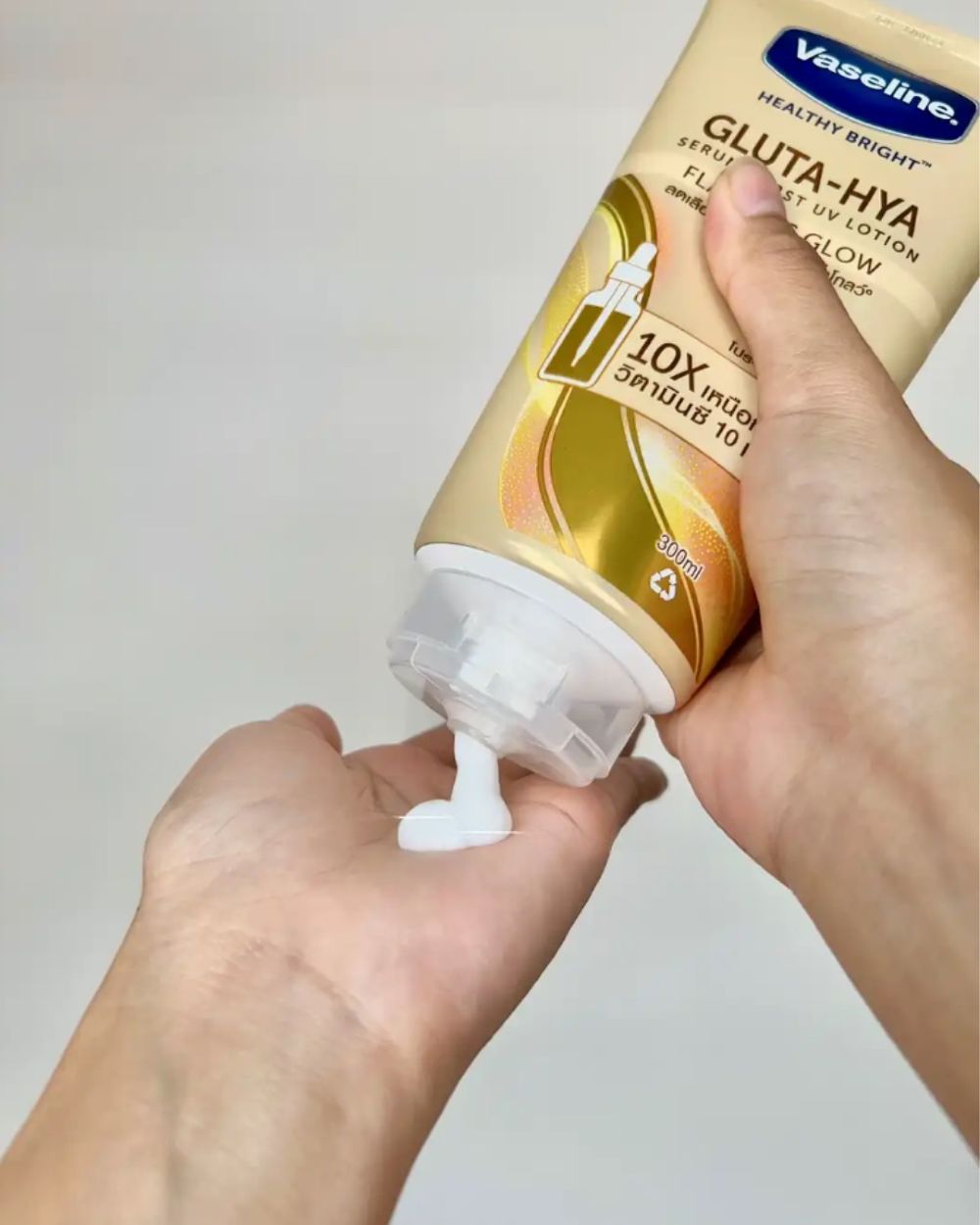 Dưỡng Thể Sáng Da Vaseline Healthy Bright Gluta-Hya 10X Serum Burst Lotion 330ml