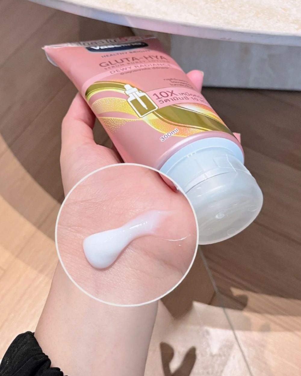 Dưỡng Thể Sáng Da Vaseline Healthy Bright Gluta-Hya 10X Serum Burst Lotion 330ml