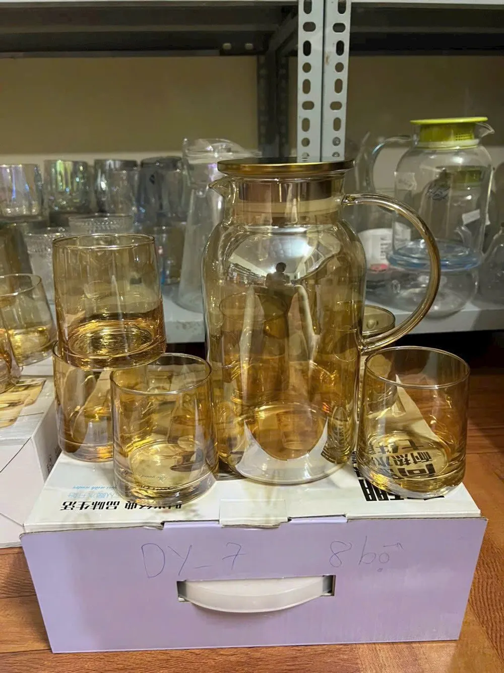 Bộ bình kèm 6 cốc thủy tinh sang trọng mã 111 có màu vàng ,đen hiện đại có hộp đựng làm quà tặng và nhiều mẫu đẹp