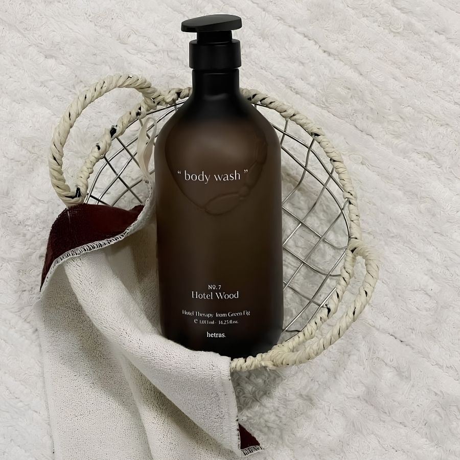 [Hàng Công Ty] Sữa Tắm HETRAS Hotel Therapy Perfume Body Wash Hotel Wood 1.013L #07 – Hương Gỗ Sang Trọng