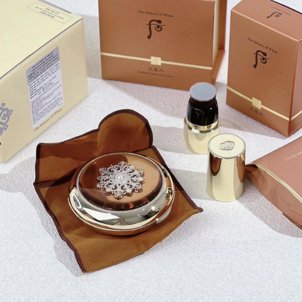 SET The History Of Whoo Radiant Essence Cushion 21 + Cọ – Phấn Nước Dưỡng Da Cao Cấp Cho Lớp Nền Căng Bóng Hoàn Hảo