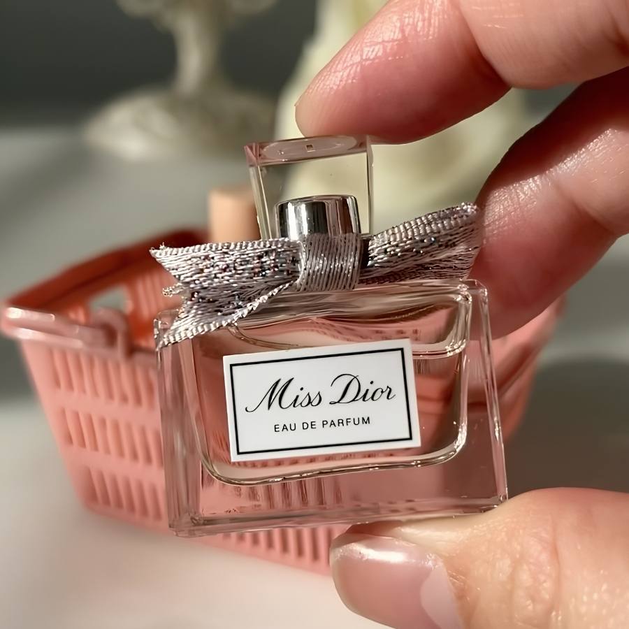 [Minisize] Nước Hoa Miss Dior Essence Parfum 5ml – Hương Hoa Trắng Sang Trọng, Quyến Rũ Và Đầy Mê Hoặc