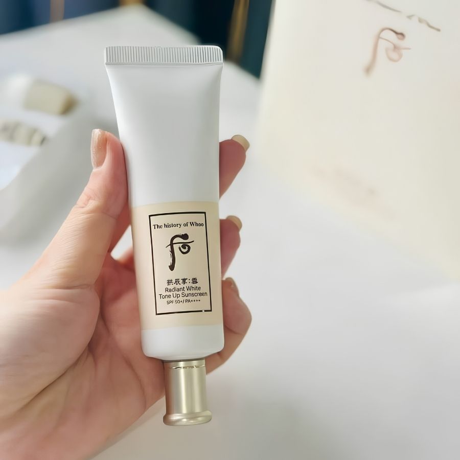 [Fullbox] Kem Chống Nắng The Whoo Radiant White Tone-Up Sunscreen SPF50+ PA++++ 50ml – Nâng Tông Tự Nhiên, Bảo Vệ Da & Dưỡng Sáng