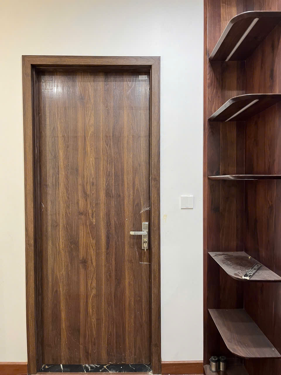 Cửa Composite: Khám Phá Hai Loại Panel và Ép Tấm