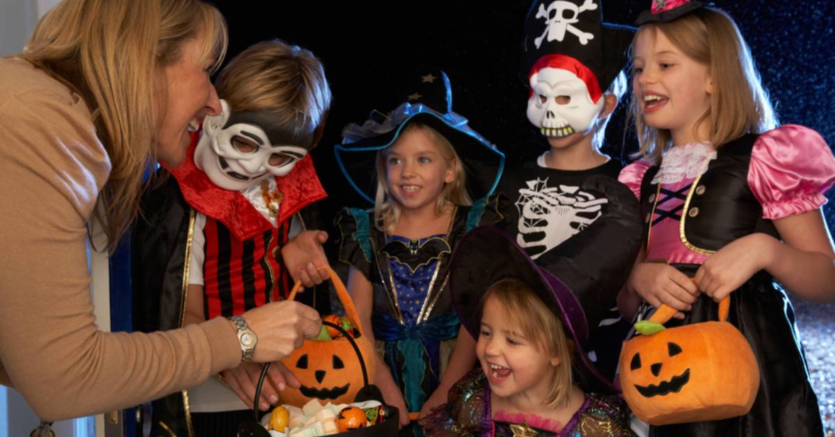 Trick or Treat là hoạt động gõ cửa xin kẹo của trẻ em trong đêm Halloween