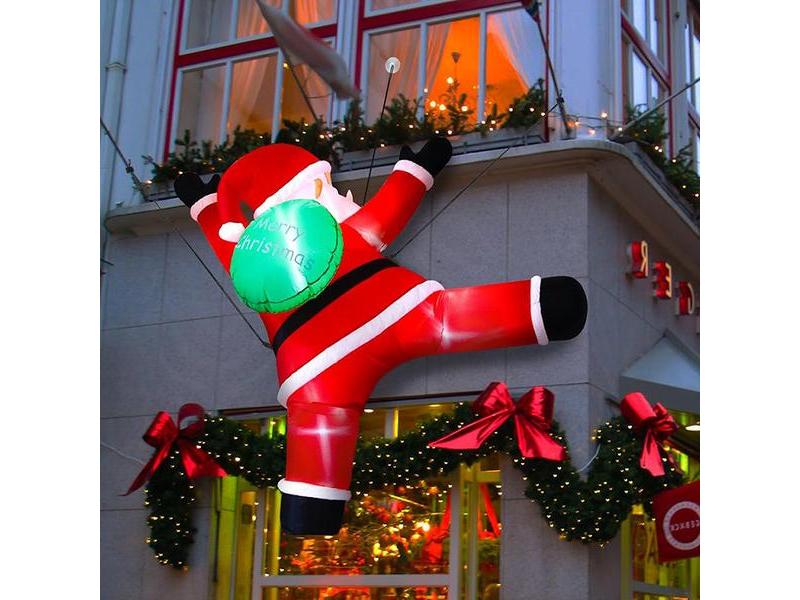 Mô hình ông già noel khổng lộ trèo tường độc đáo