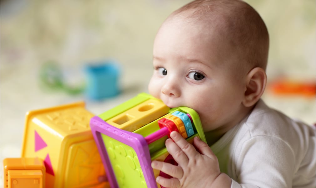 Mối nguy hại từ đồ chơi trẻ em bằng nhựa kém chất lượng