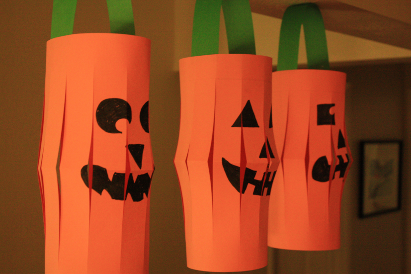 Lồng đèn bí ngô là món đồ trang trí Halloween đơn giản bé có thể tự làm