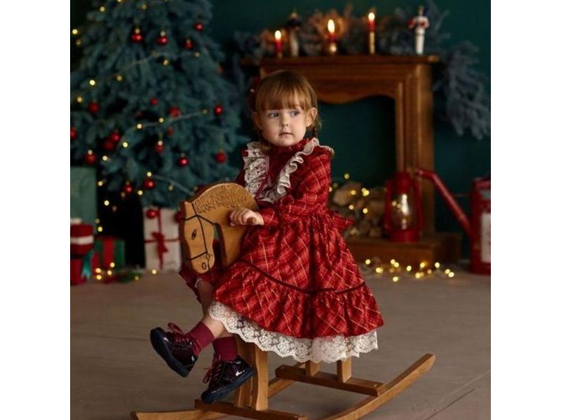 Những chiếc đầm/ váy đỏ đậm chất giáng sinh luôn là lựa chọn hoàn hảo