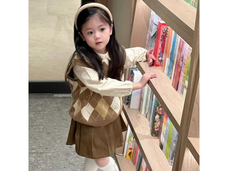 Nổi bật với phong cách Hàn Quốc cùng với áo gile len cho bé gái