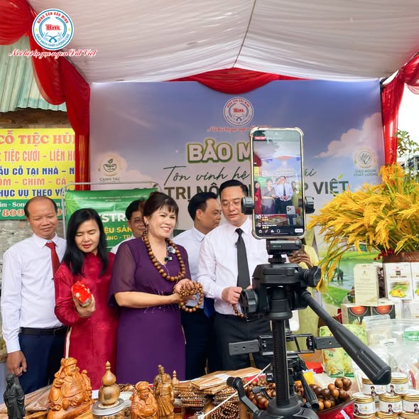 GIEO CHUYẾN HÀNG SỐ, THU MÙA HẠNH PHÚC: 3 NGÀY, 2 PHIÊN LIVESTREAM ĐẶC BIỆT CÙNG PHƯỜNG ĐỊNH CÔNG & XÃ TAM HƯNG