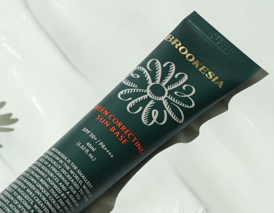 KEM CHỐNG NẮNG DƯỠNG SÁNG, BẢO VỆ DA & LÀM MỜ NẾP NHĂN BROOKESIA GREEN CORRECTING SUN BASE