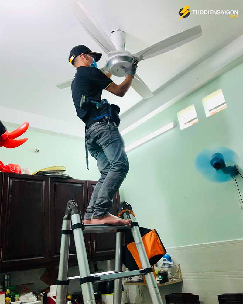 Thợ lắp đặt quạt trần tại Long Biên