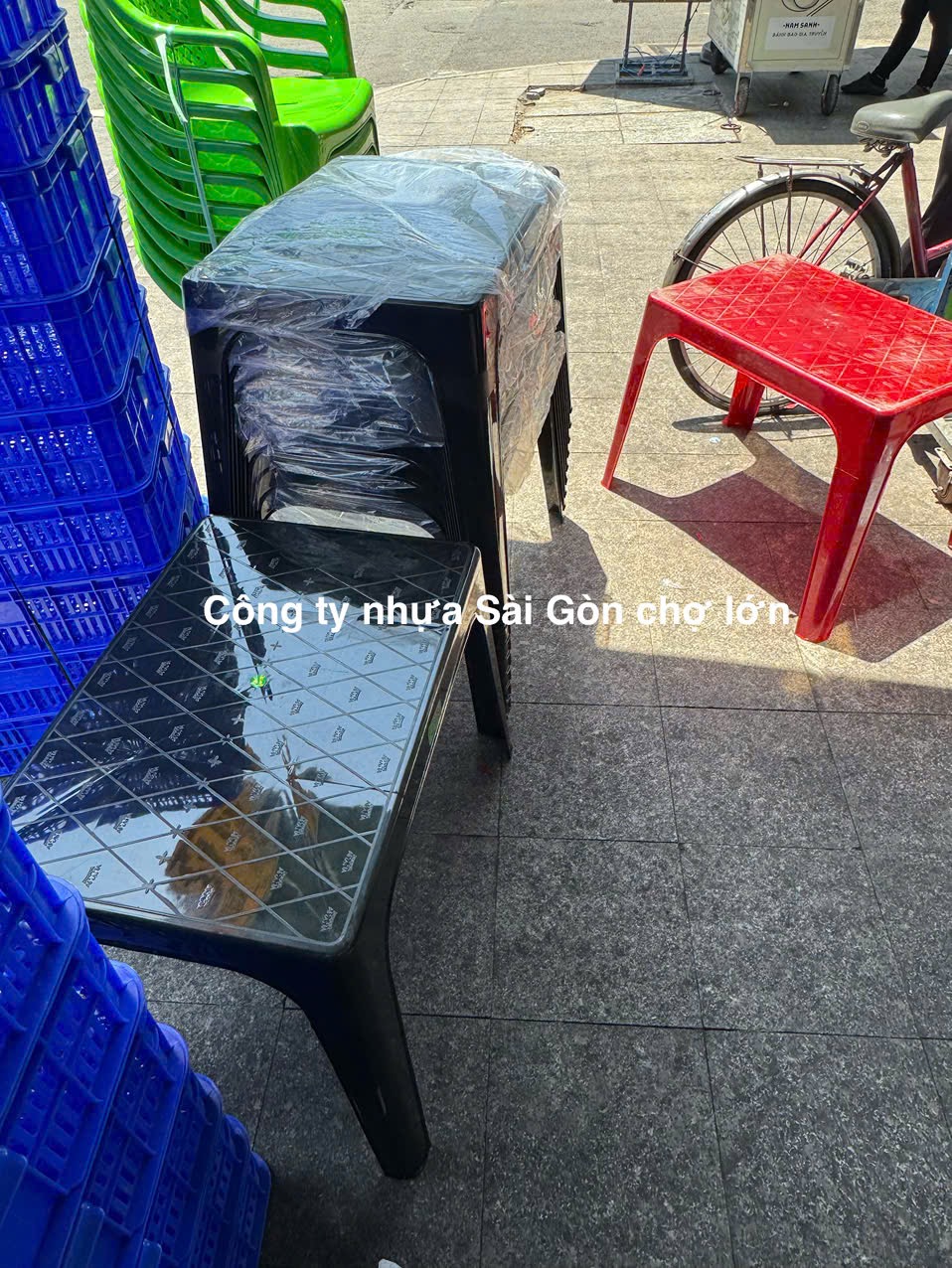 Bàn nhựa vương miện màu đen cao cấp