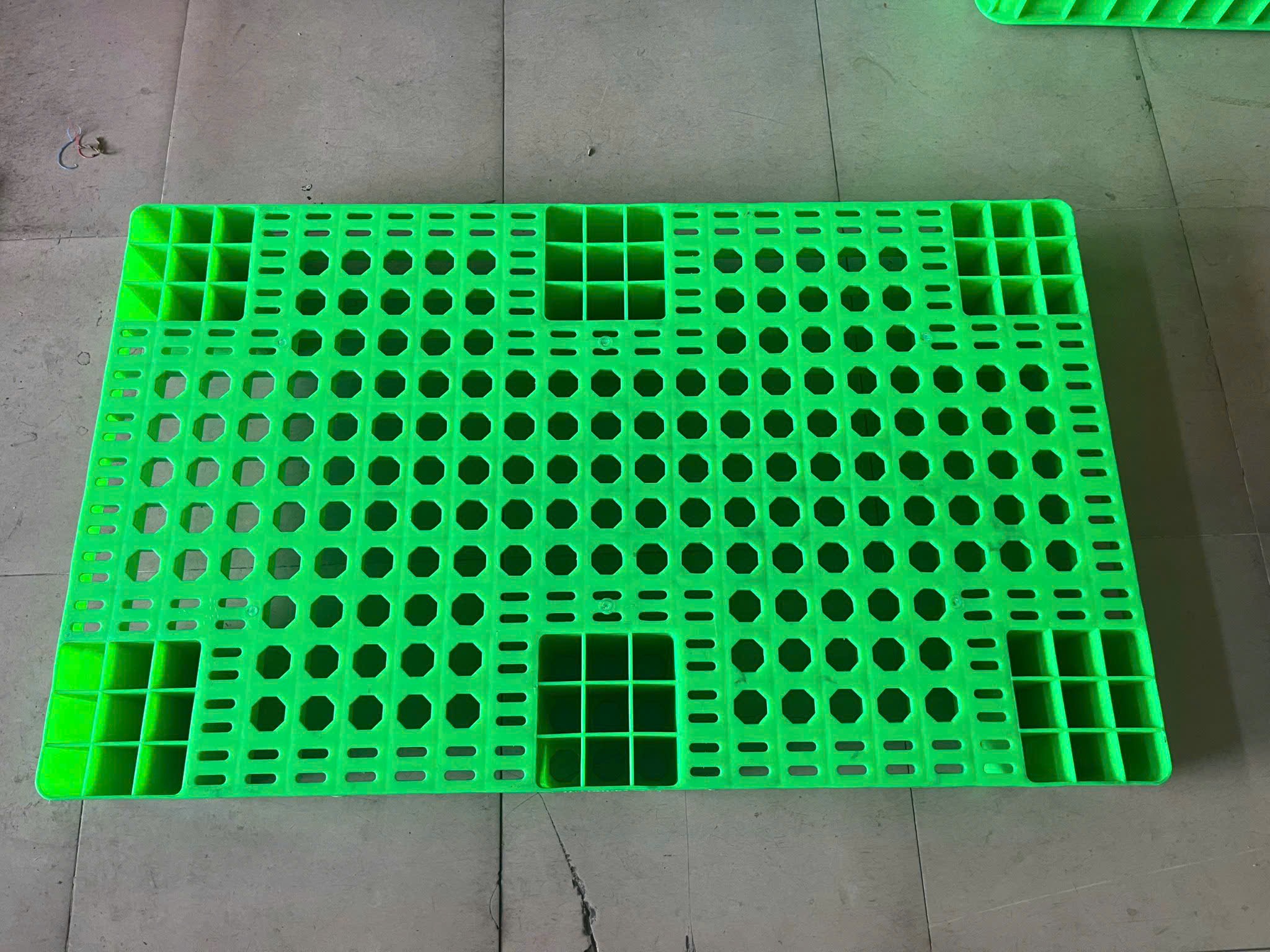 Pallet nhựa PL04-LS kích thước (L1000 x W600 x H100)mm ± 2%