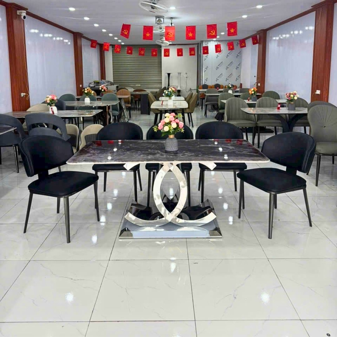 Bàn ăn mặt đá Ceramic chống trầy xước kết hợp chân inox vòng đôi độc đáo.