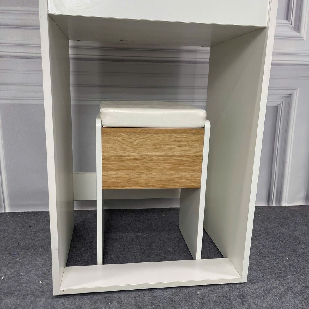 Bàn trang điểm MDF phủ Melamine có gương và ngăn để mỹ phẩm, thiết kế thanh lịch, thương hiệu KN Home Decor.