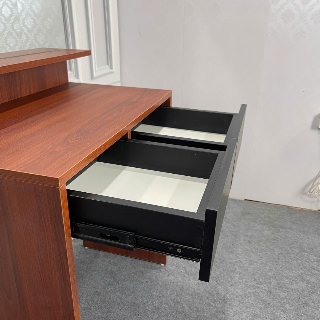 Bàn trang điểm MDF phủ Melamine có gương và ngăn kéo, thiết kế thanh lịch, thương hiệu KN Home Decor.