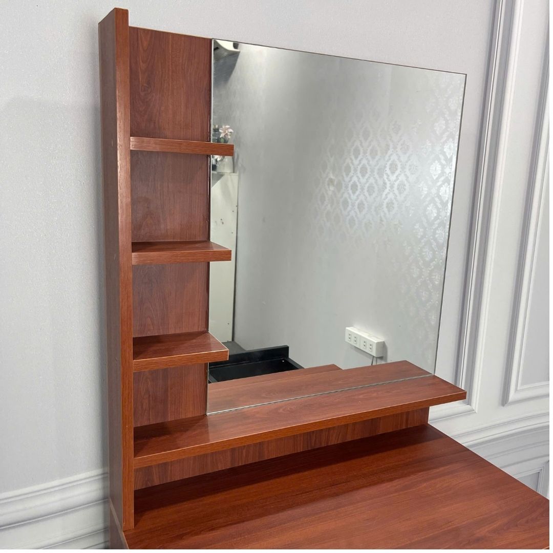 Bàn trang điểm MDF phủ Melamine có gương và ngăn kéo, thiết kế thanh lịch, thương hiệu KN Home Decor.