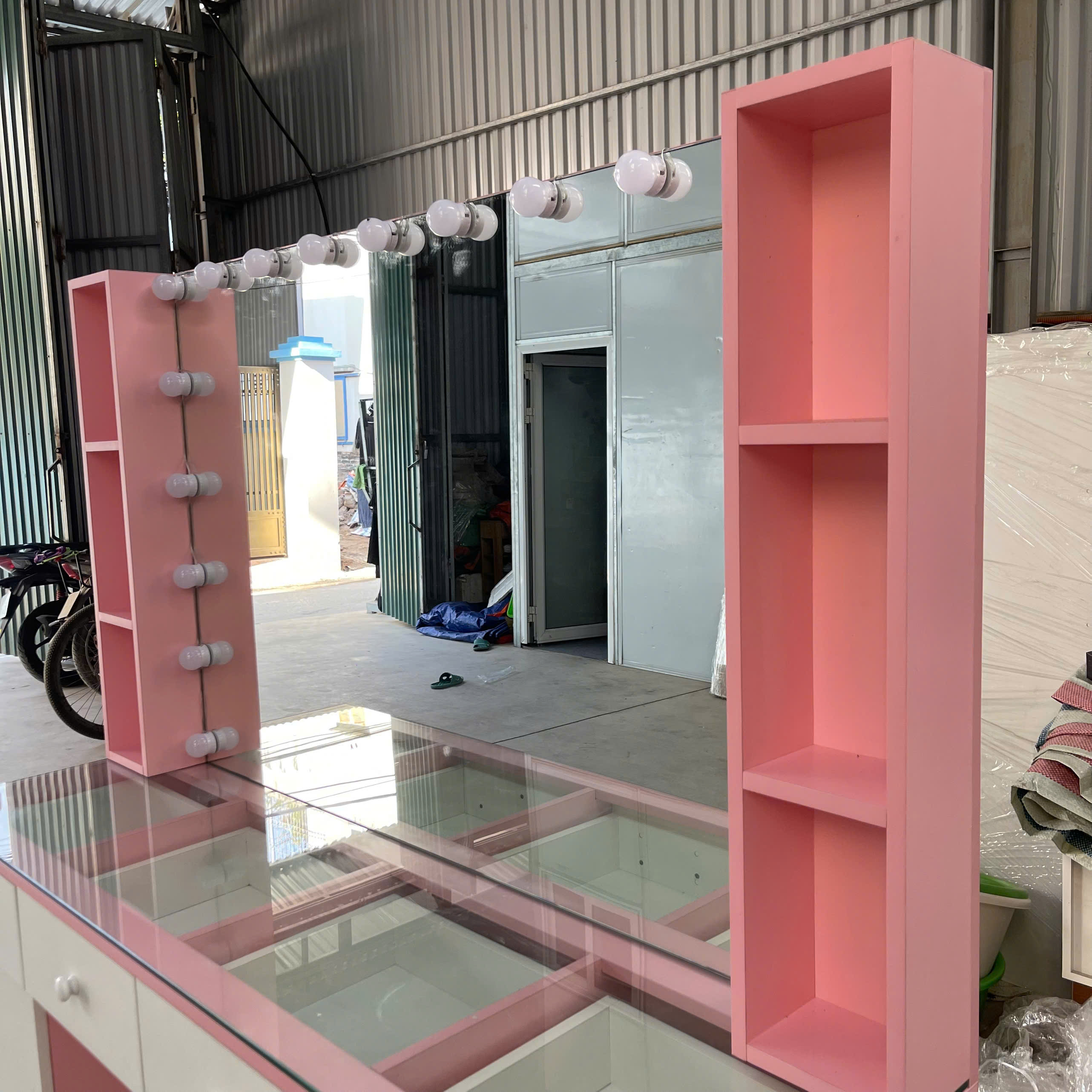 Bàn trang điểm MDF phủ Melamine có gương và ngăn để mỹ phẩm, thiết kế thanh lịch, thương hiệu KN Home Decor