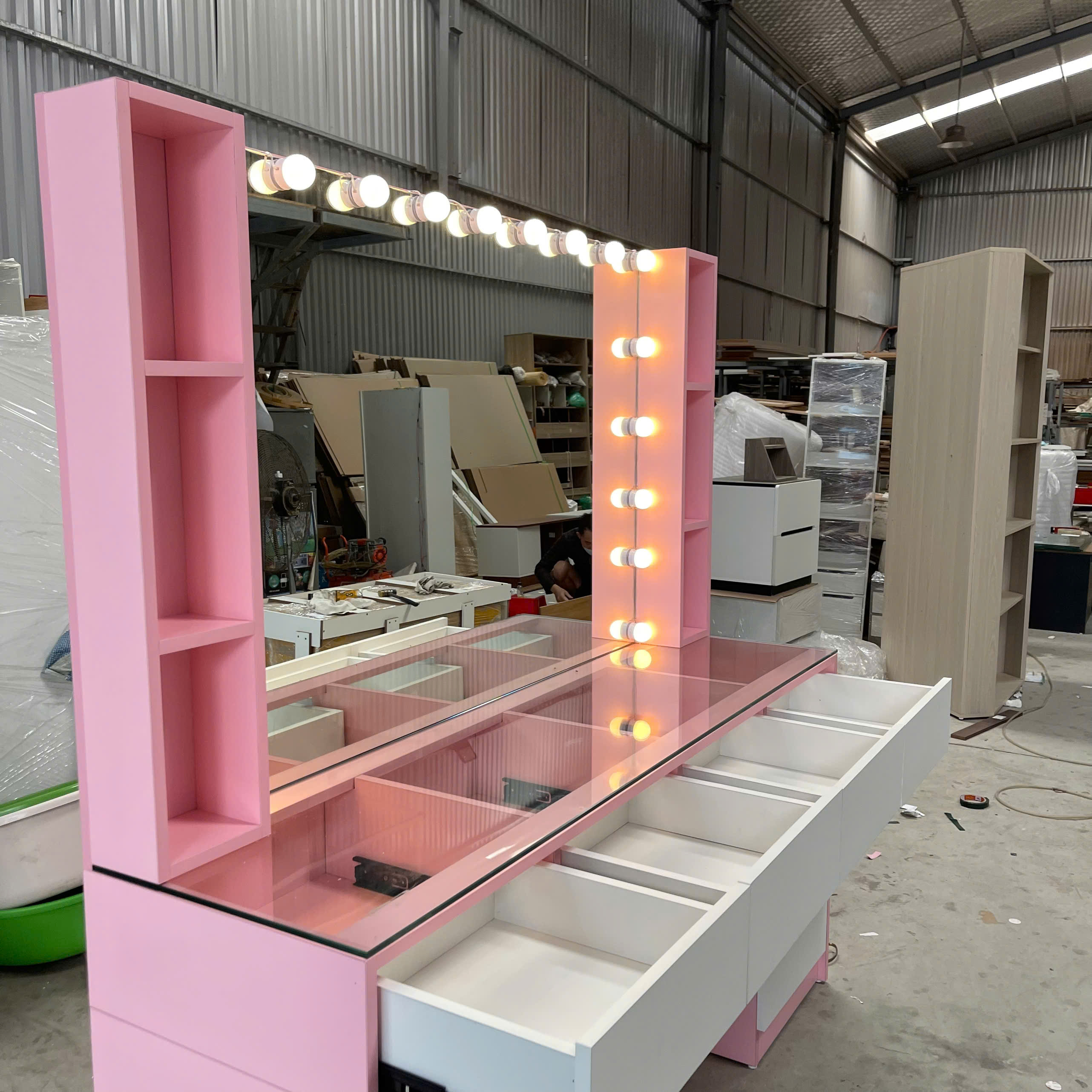 Bàn trang điểm MDF phủ Melamine có gương và ngăn để mỹ phẩm, thiết kế thanh lịch, thương hiệu KN Home Decor