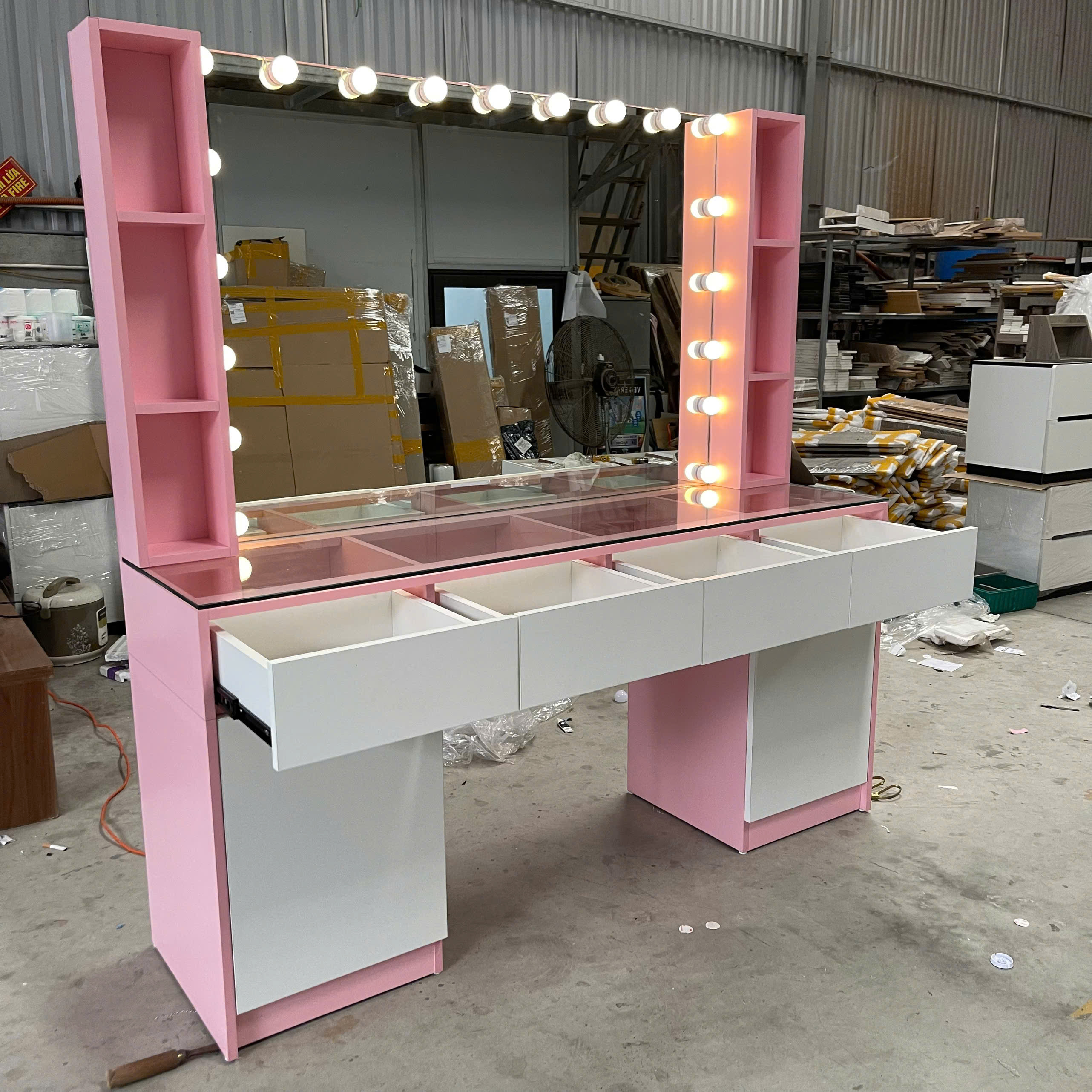 Bàn trang điểm MDF phủ Melamine có gương và ngăn để mỹ phẩm, thiết kế thanh lịch, thương hiệu KN Home Decor