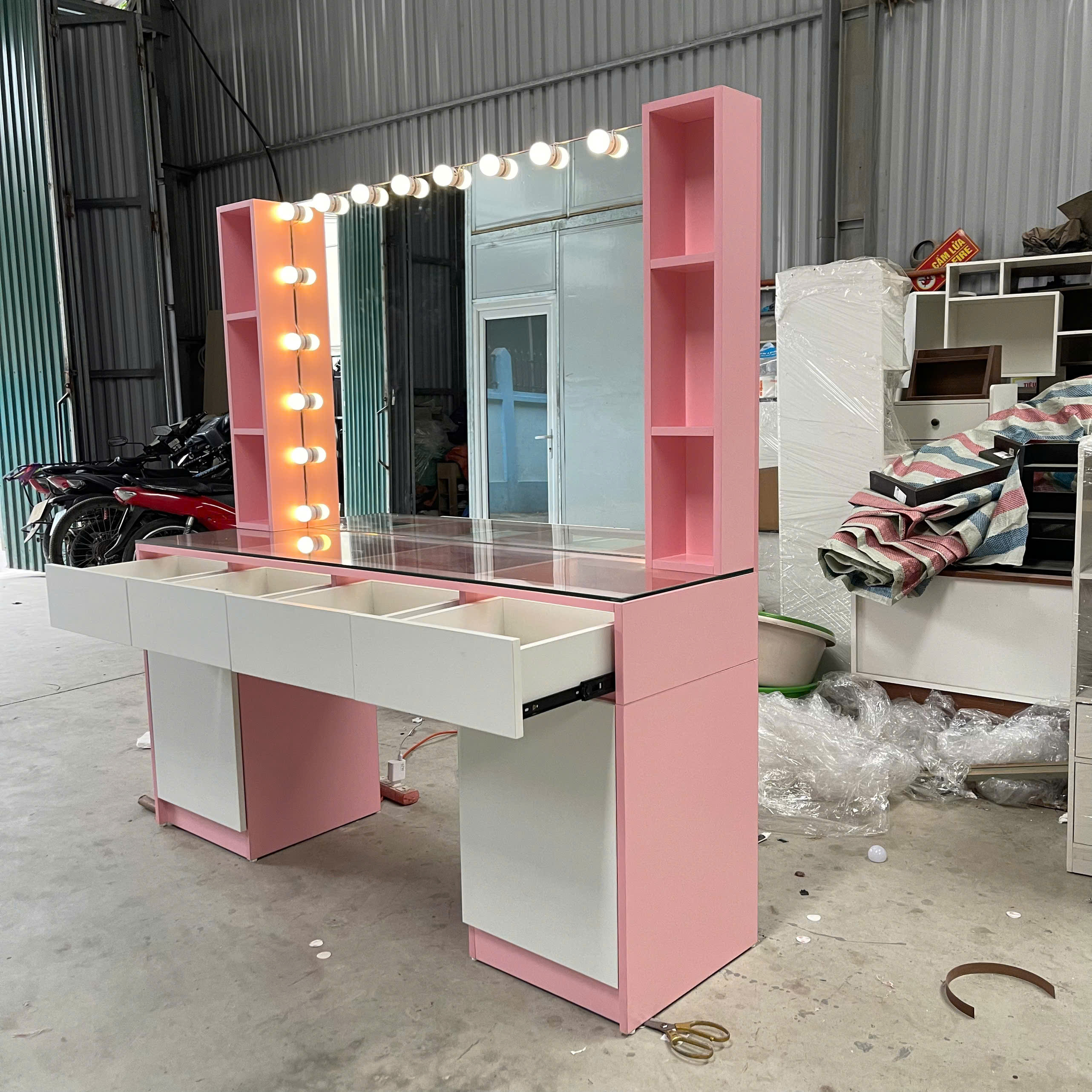 Bàn trang điểm MDF phủ Melamine có gương và ngăn để mỹ phẩm, thiết kế thanh lịch, thương hiệu KN Home Decor