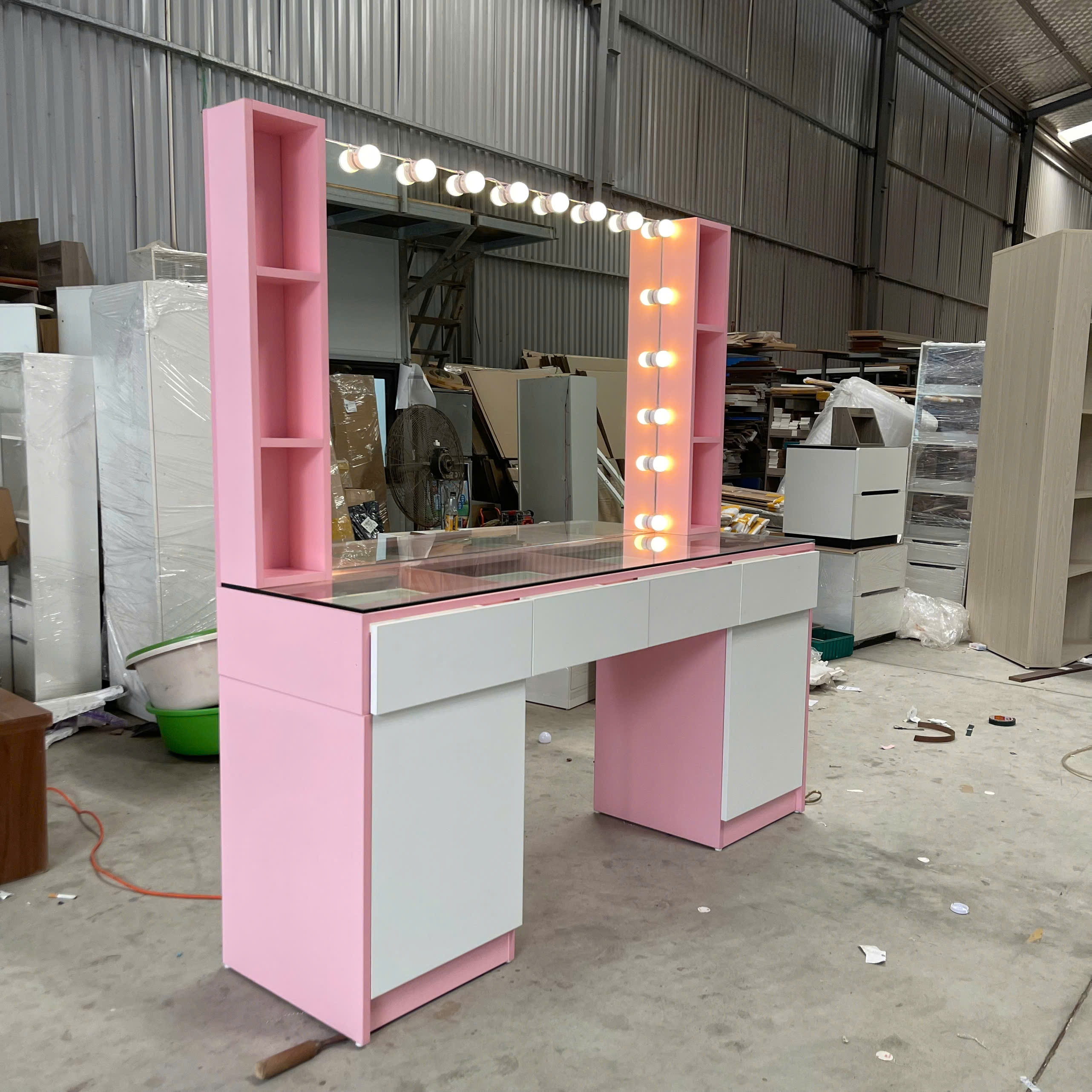 Bàn trang điểm MDF phủ Melamine có gương và ngăn để mỹ phẩm, thiết kế thanh lịch, thương hiệu KN Home Decor