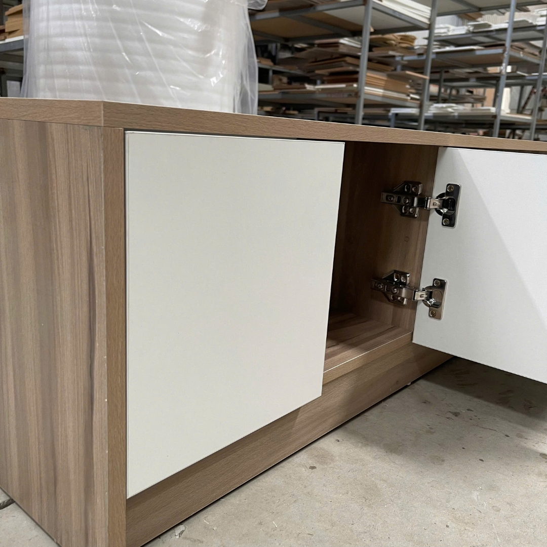 Kệ tivi gỗ MDF phủ Melamine hiện đại, thiết kế đơn giản, có nhiều kích thước và màu sắc tùy chọn, thương hiệu KN Home Decor.