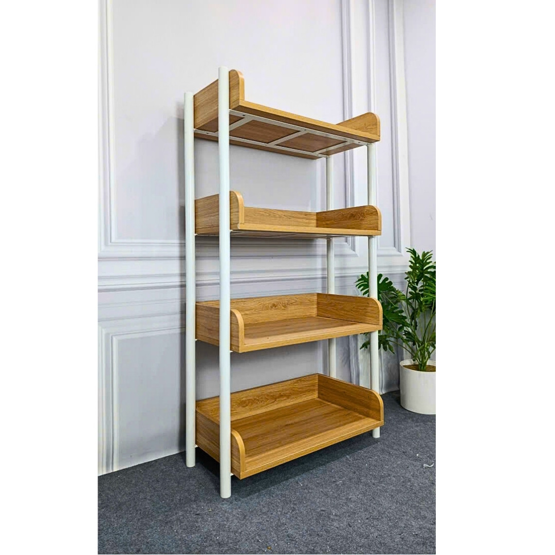 “Kệ để đồ đa năng 4 tầng bằng gỗ MDF phủ Melamine dày 17mm, kết hợp khung sắt sơn tĩnh điện chắc chắn, kích thước D71 x C125 x S35 cm, màu trắng, gỗ sồi vàng và vân gỗ xám – phong cách hiện đại, tối giản.”