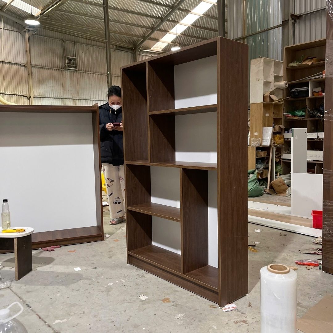 Kệ sách gỗ màu nâu sang trọng KN Home Decor