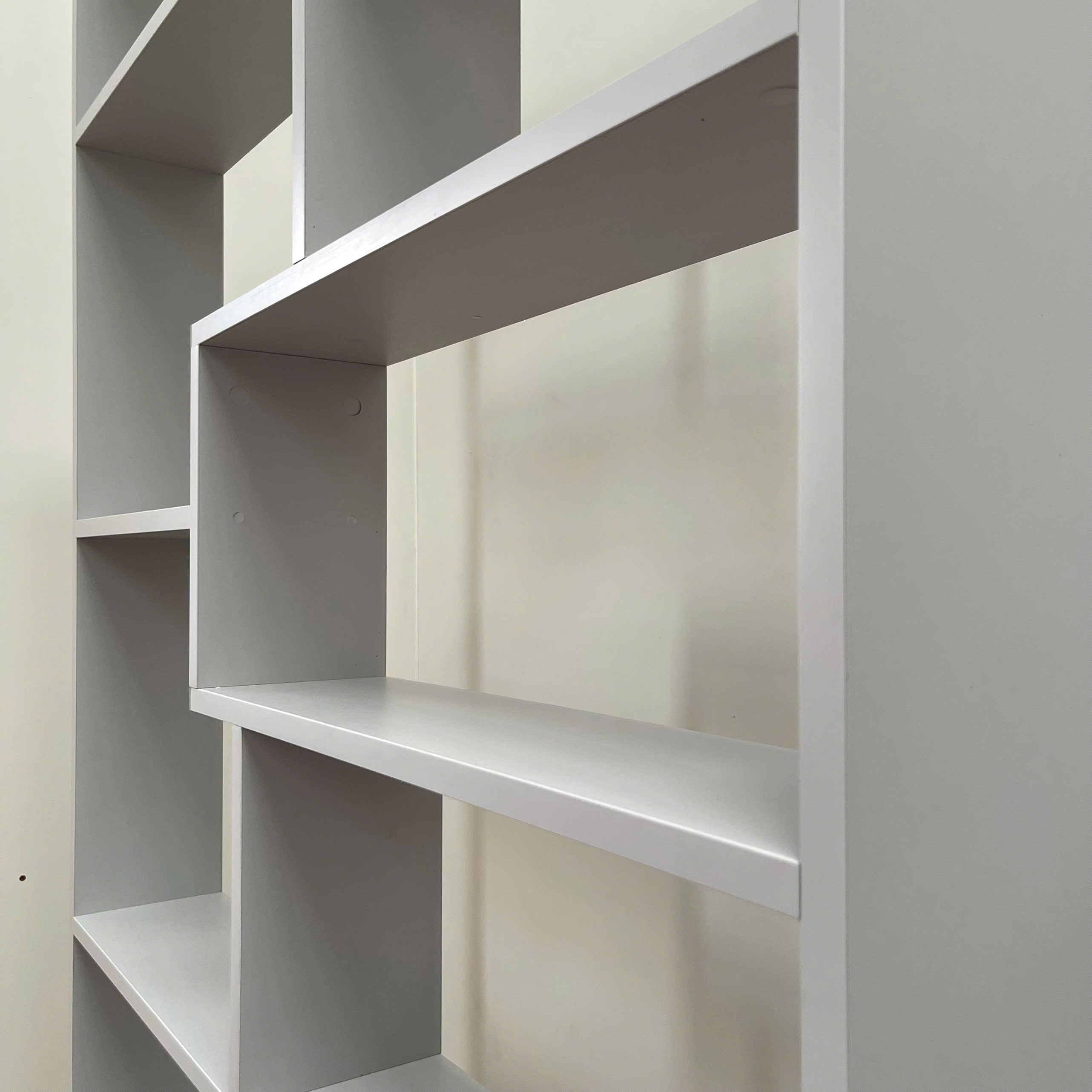 Kệ Sách Trang Trí MDF Melamine 100x15x180cm Thiết Kế So Le Hiện Đại KN Home Decor