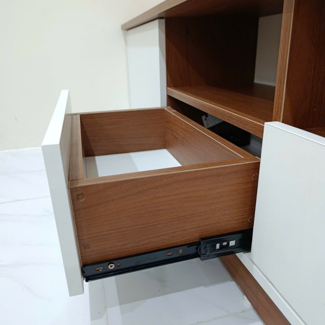 Kệ tivi gỗ MDF phủ Melamine hiện đại, thiết kế đơn giản, có nhiều kích thước và màu sắc tùy chọn, thương hiệu KN Home Decor.