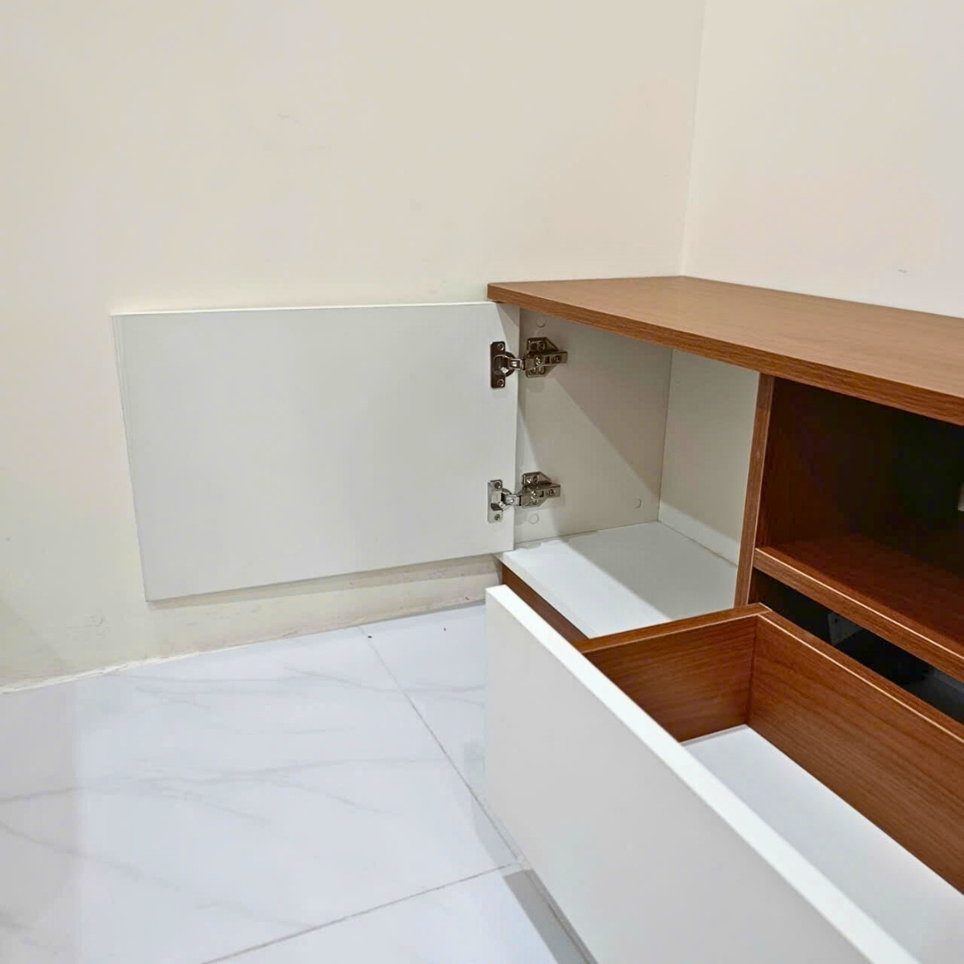 Kệ tivi gỗ MDF phủ Melamine hiện đại, thiết kế đơn giản, có nhiều kích thước và màu sắc tùy chọn, thương hiệu KN Home Decor.