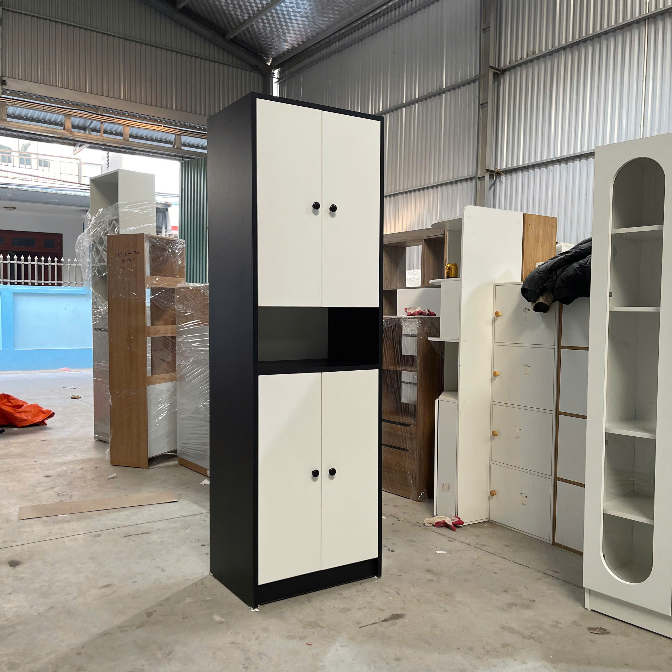 tu kho dung 550x400x1770 mau den trang