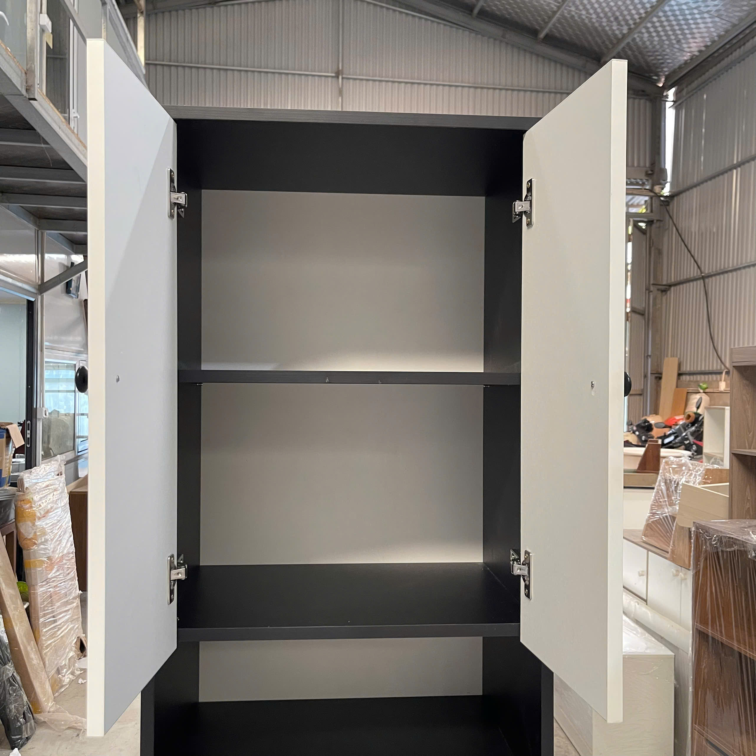 tu kho dung 550x400x1770 mau den trang