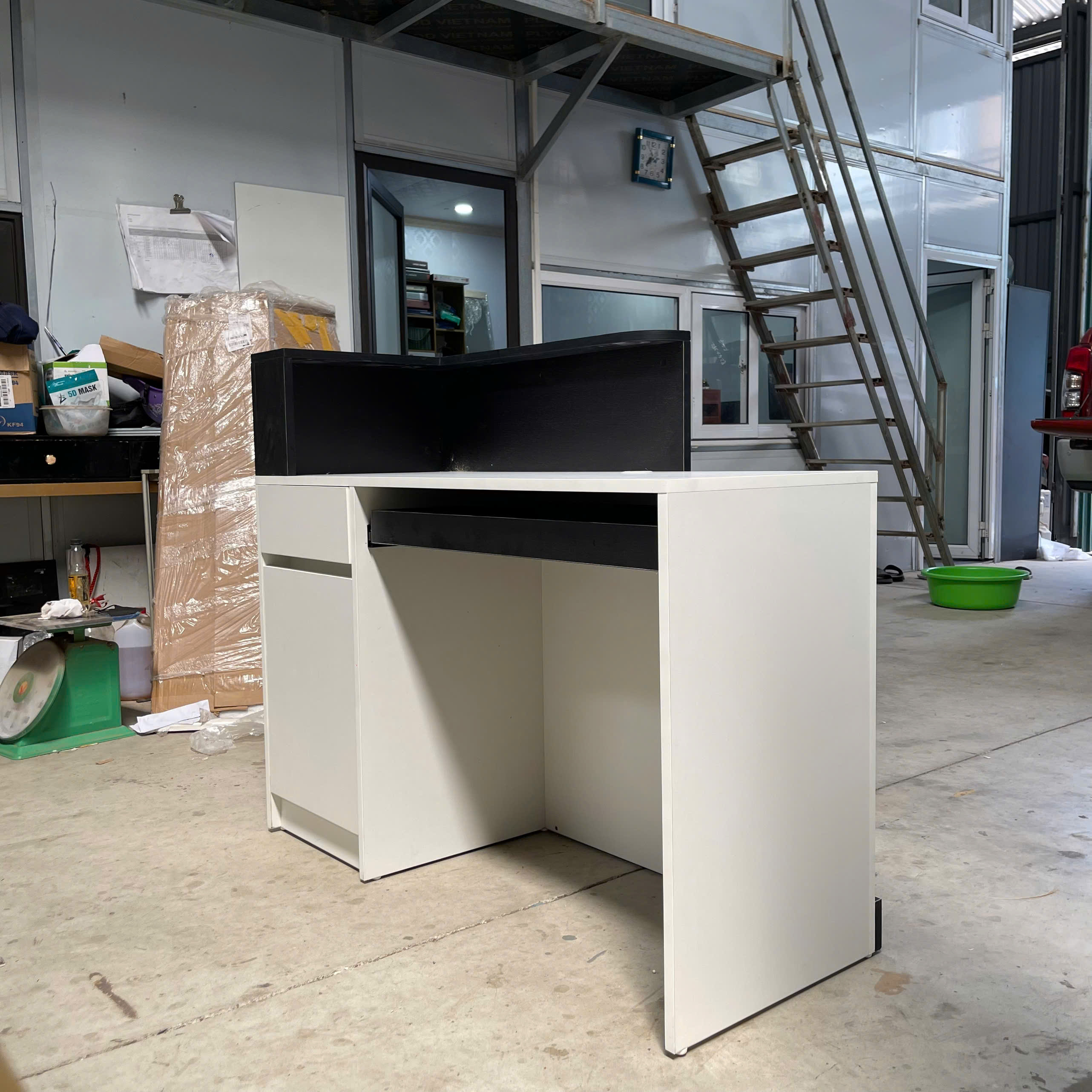 bàn tiếp tân văn phòng