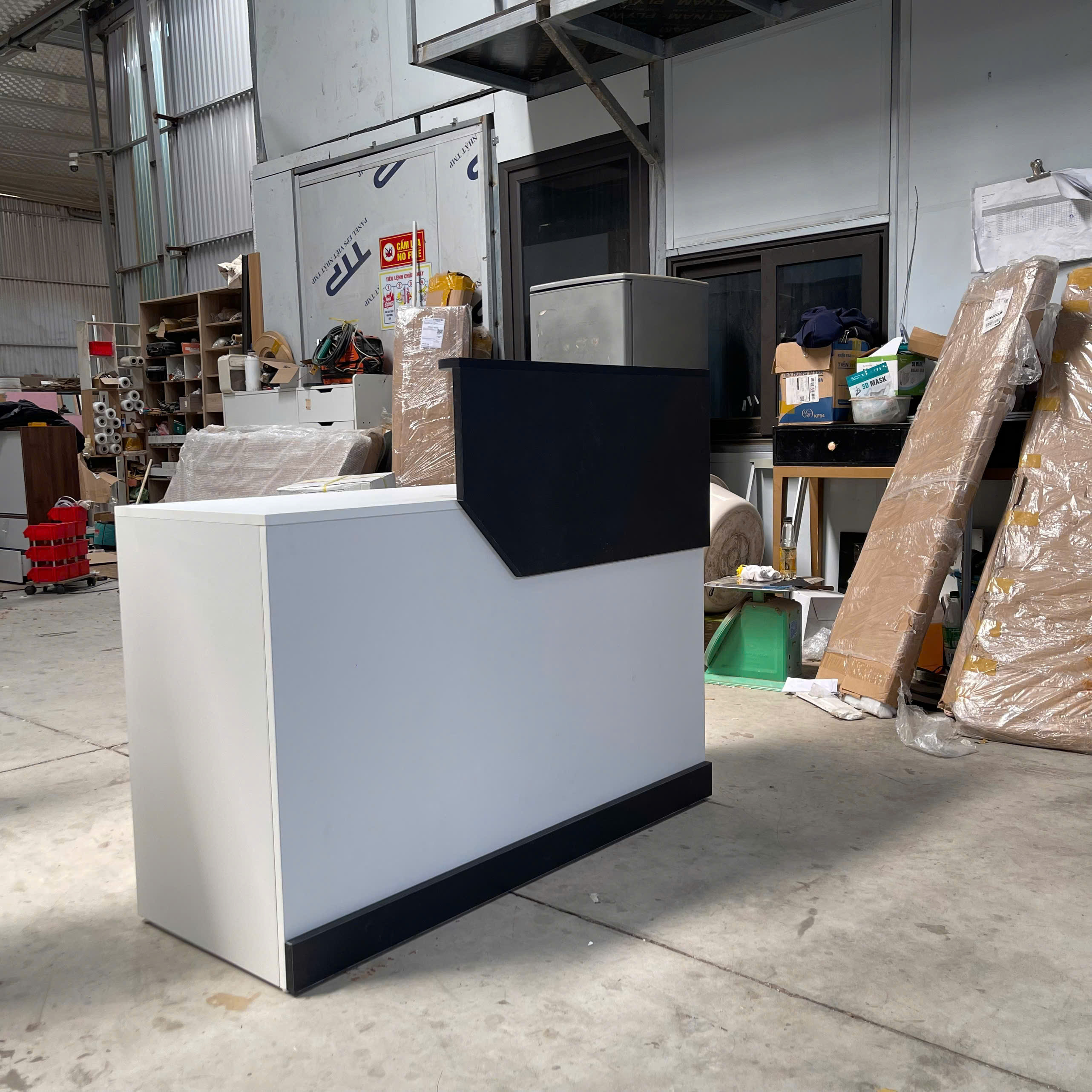 quầy lễ tân công ty