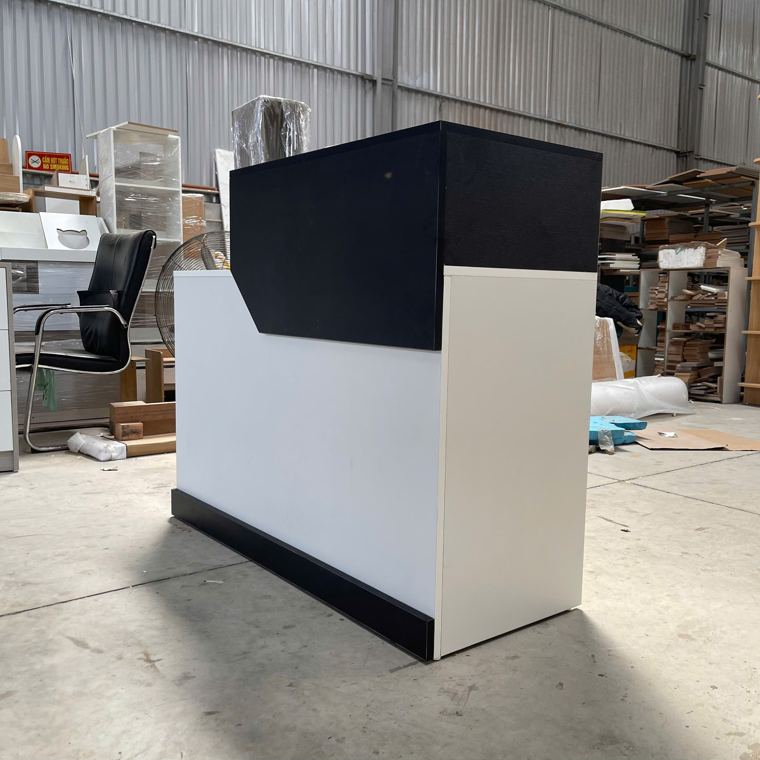 quầy lễ tân thiết kế theo yêu cầu