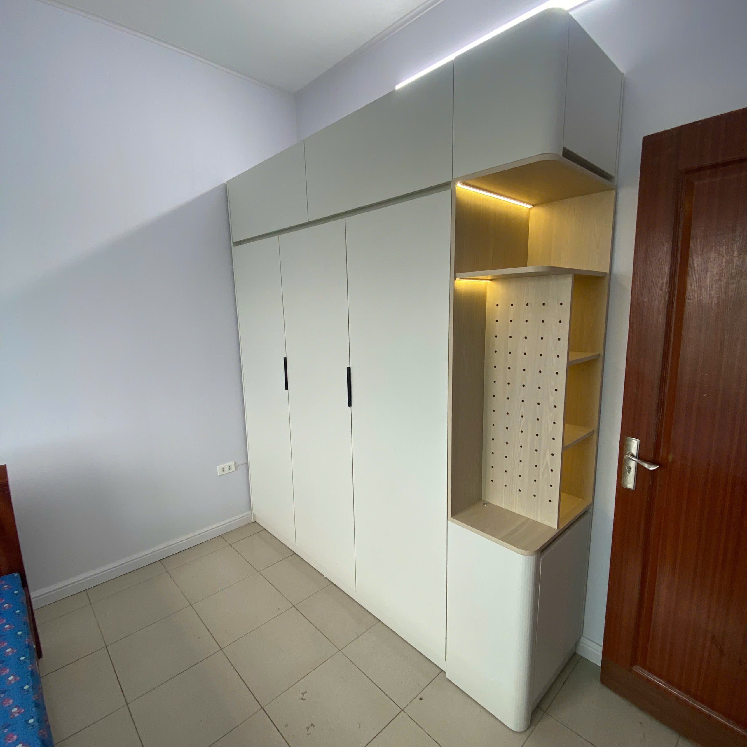 tủ áo âm tường phòng ngủ màu trắng