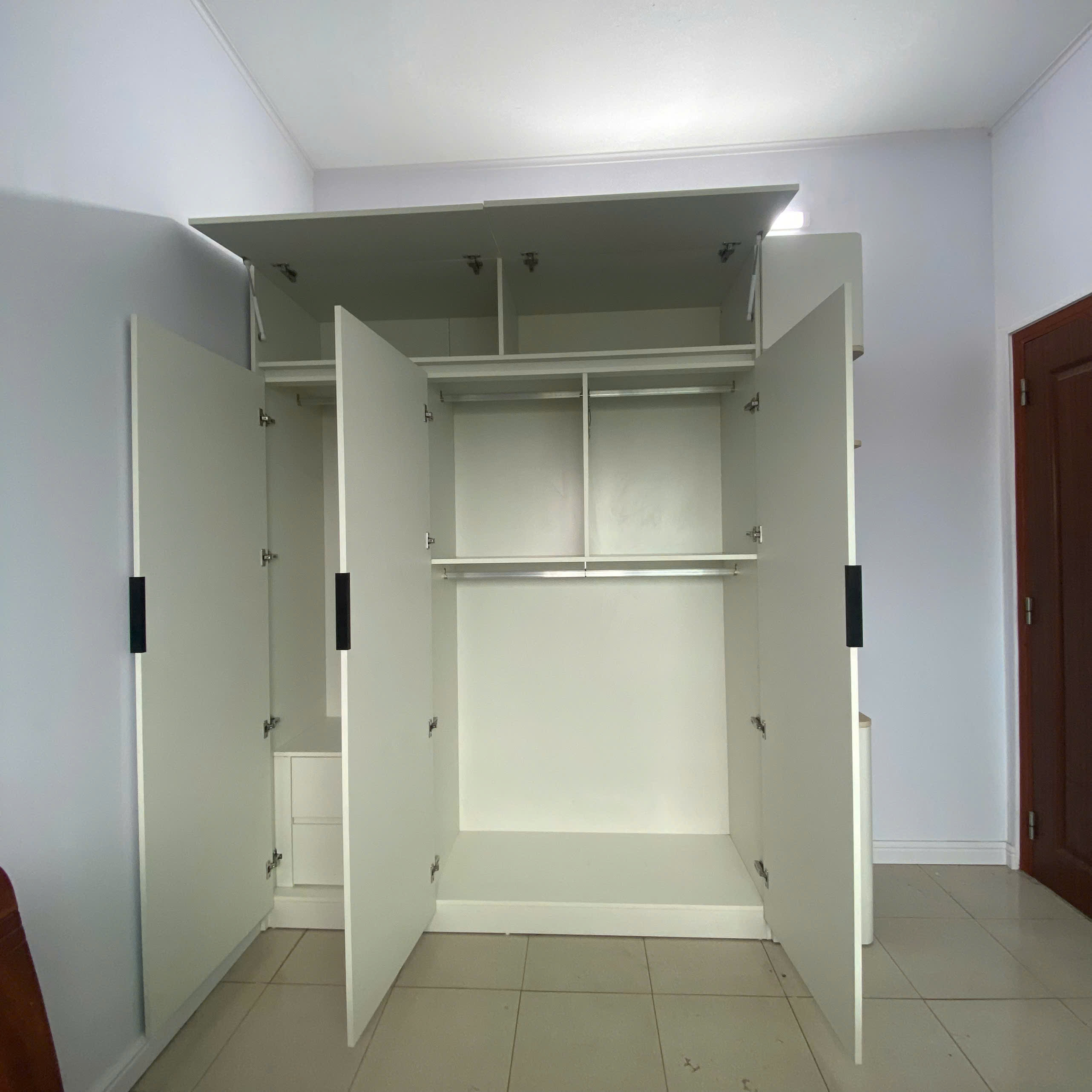mẫu tủ quần áo âm tường cánh mở hiện đại