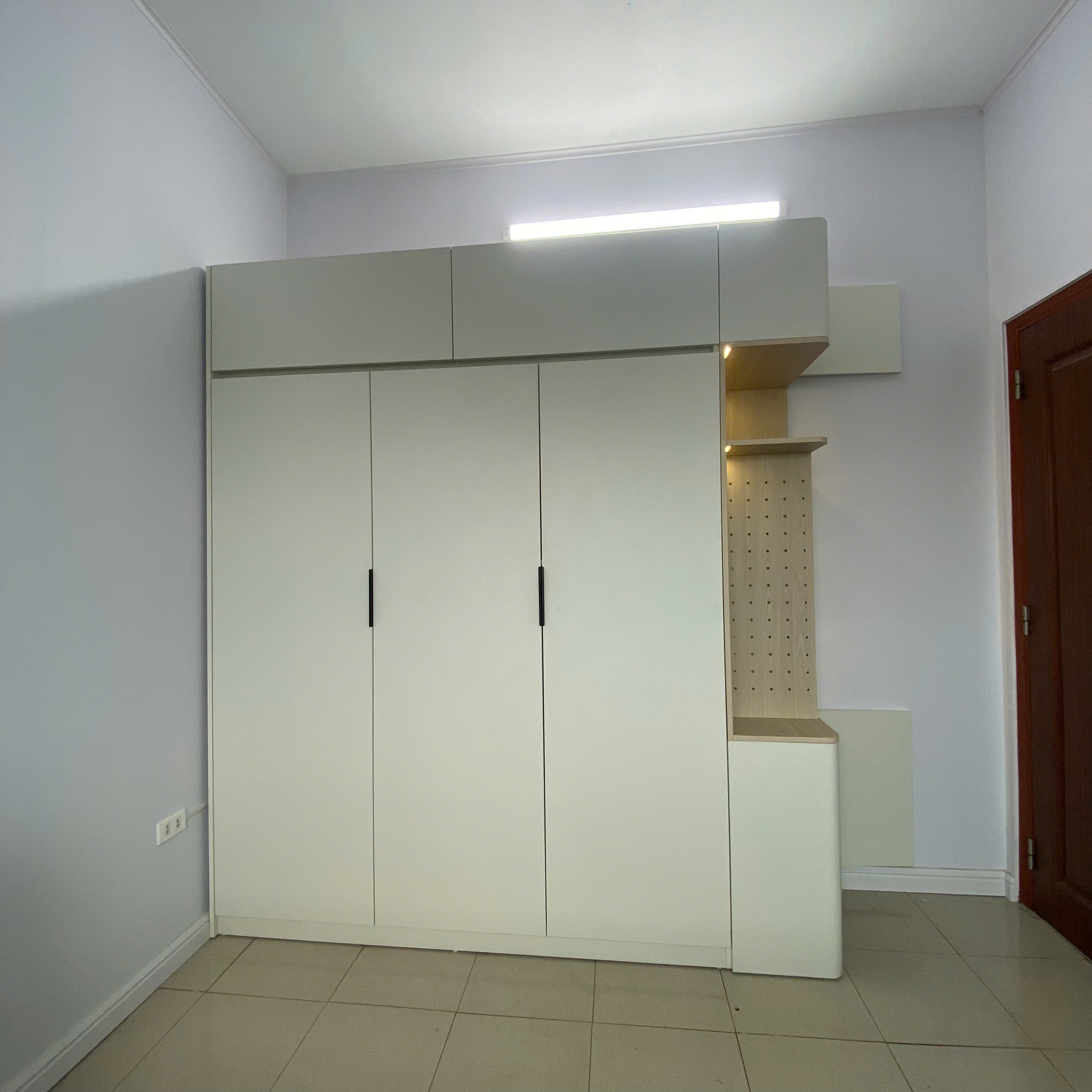 tủ quần áo cao sát trần tối ưu diện tích