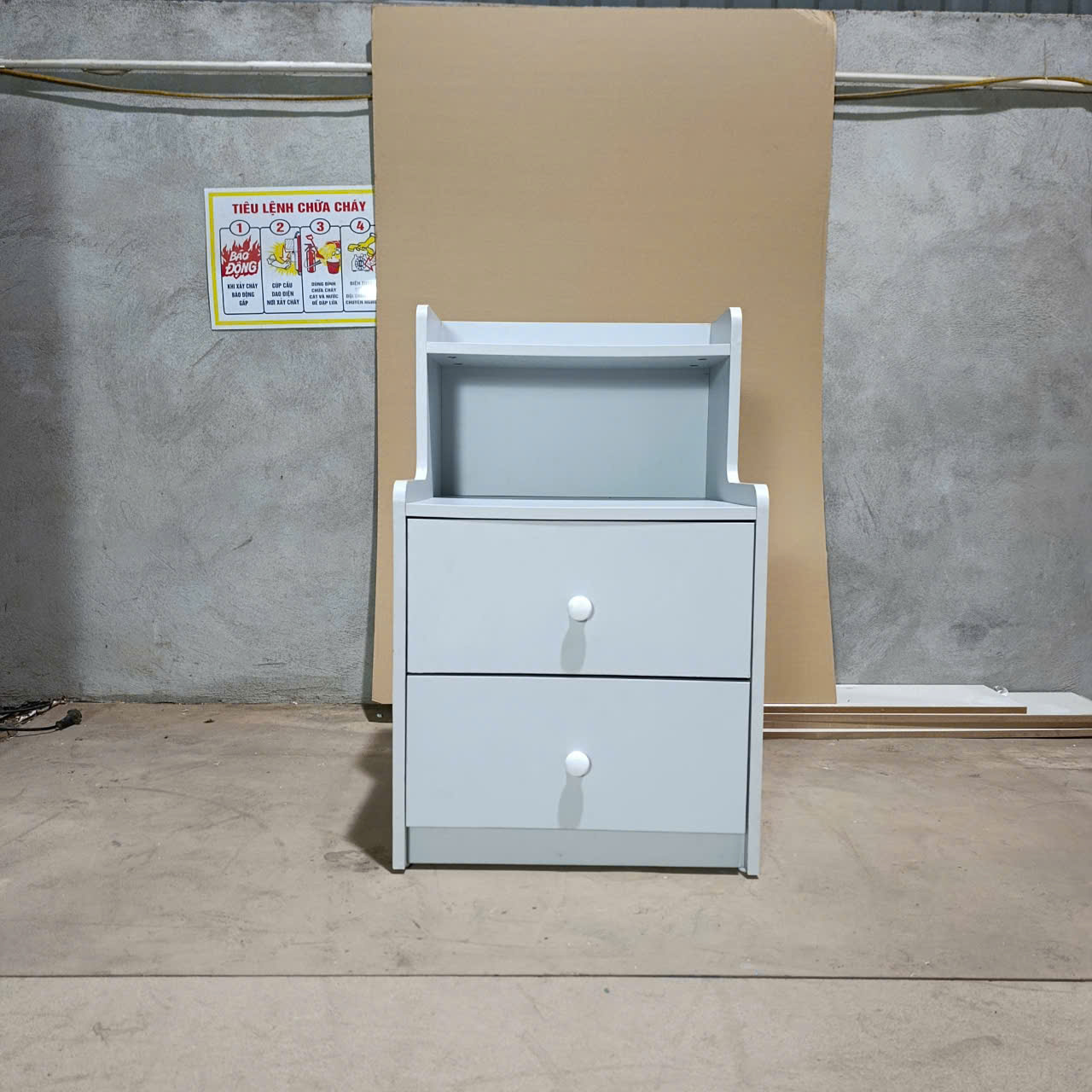 tu dau giuong 2 ngan keo tien dung