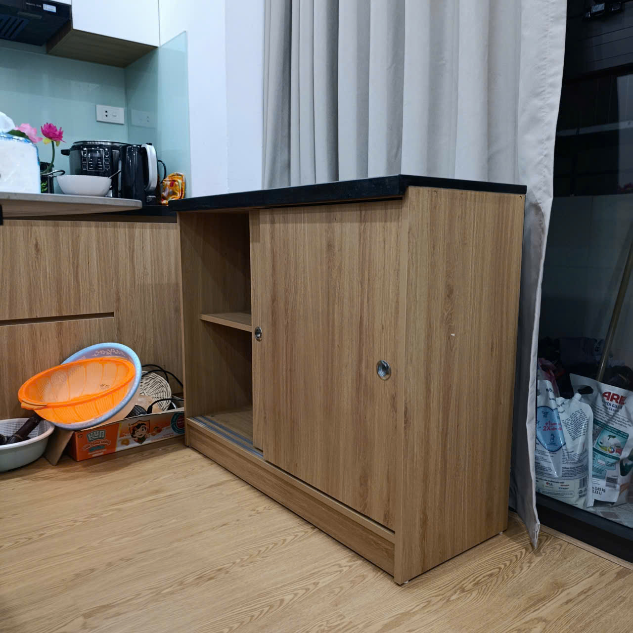 Tủ bếp MDF phủ Melamine đa ngăn, thiết kế gọn gàng, thương hiệu KN Home Decor.