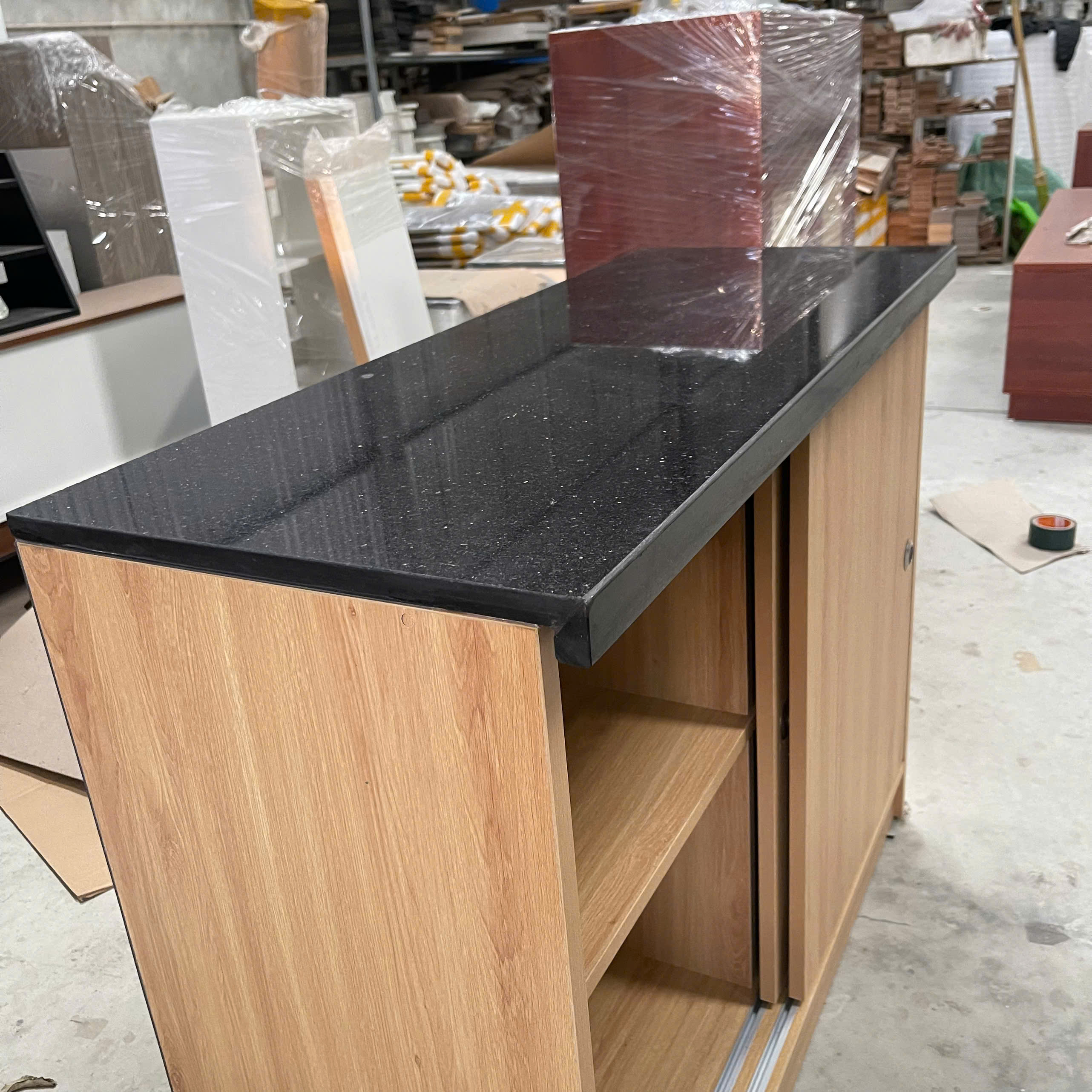 Tủ bếp MDF phủ Melamine đa ngăn, thiết kế gọn gàng, thương hiệu KN Home Decor.