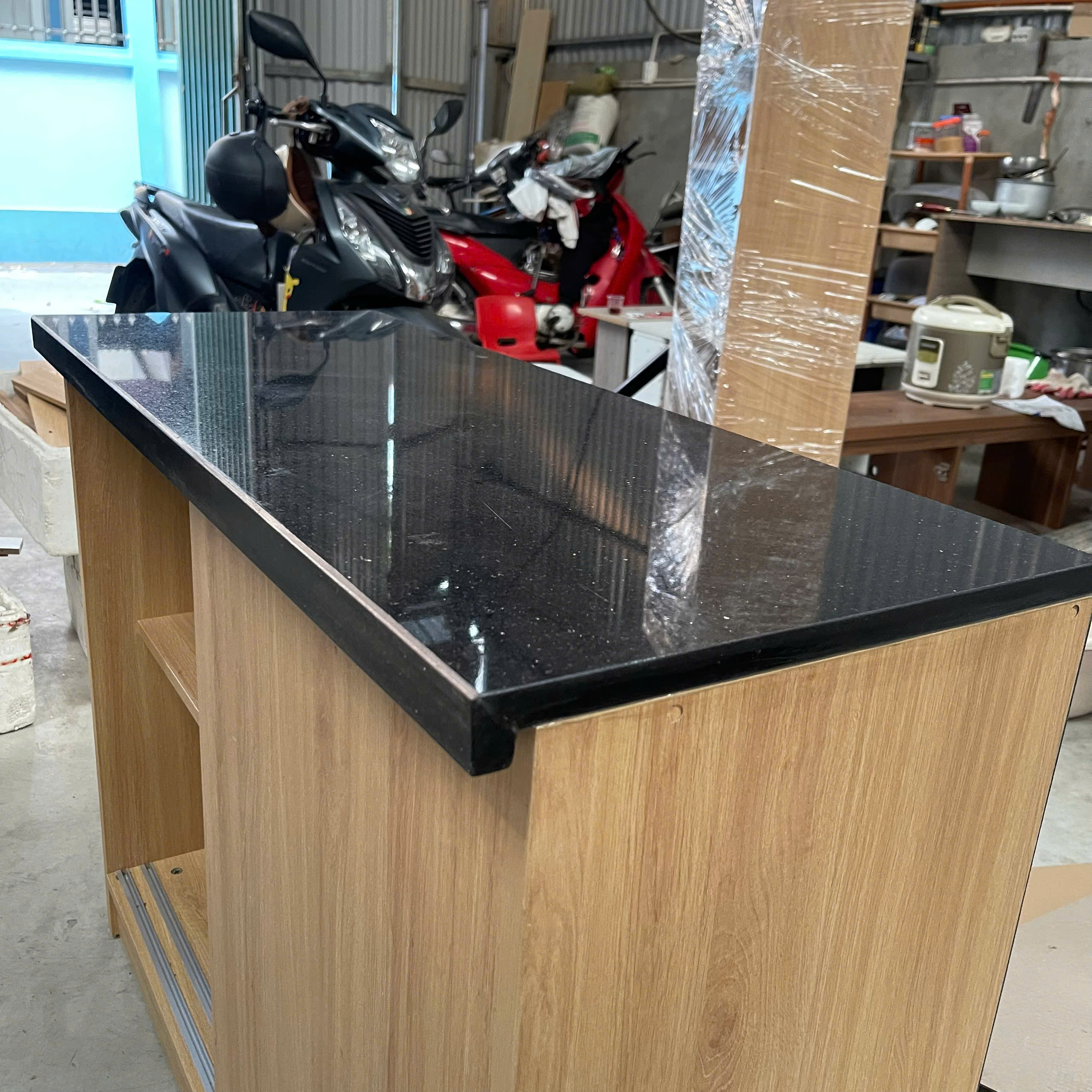 Tủ bếp MDF phủ Melamine đa ngăn, thiết kế gọn gàng, thương hiệu KN Home Decor.