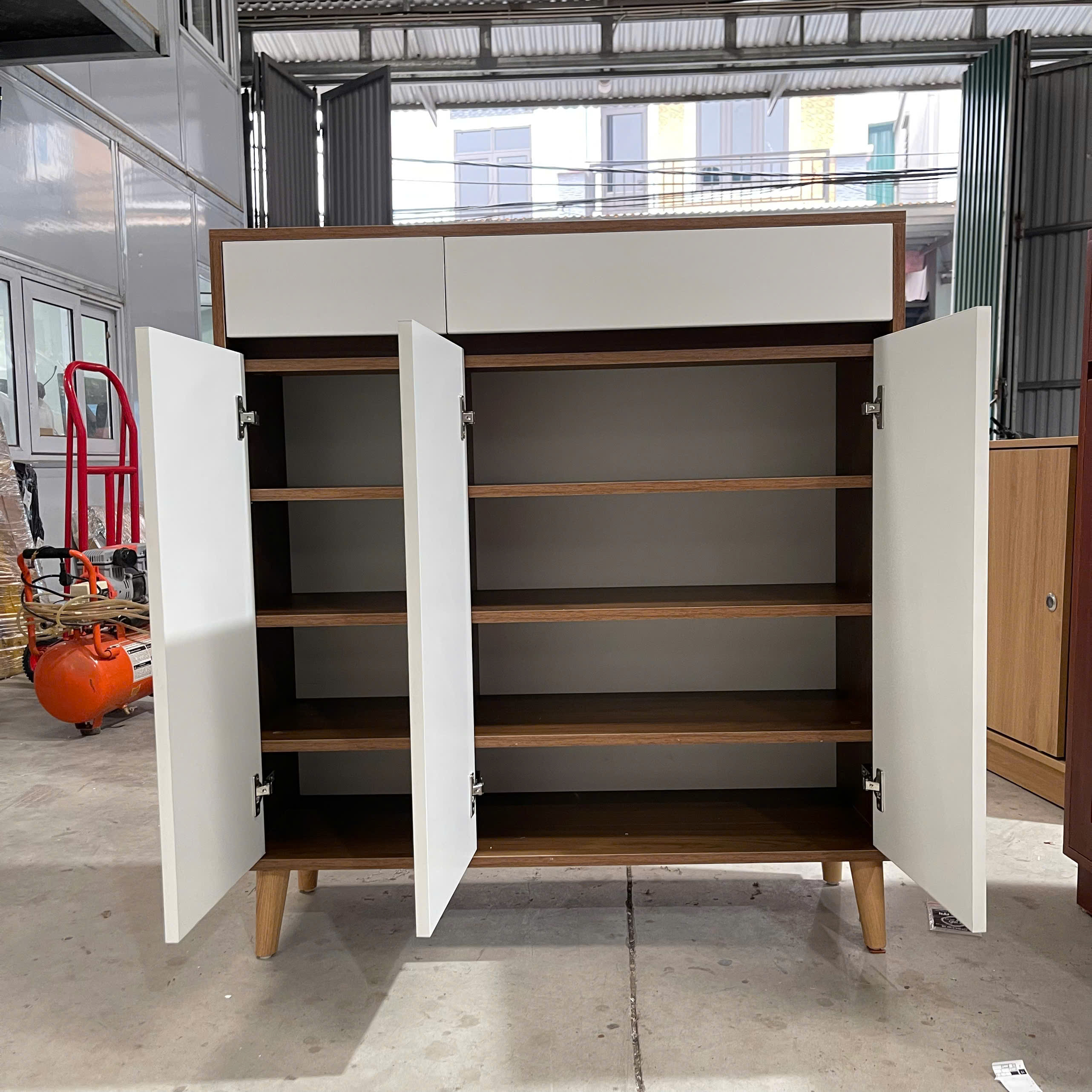 tu giay cua vao nha dep