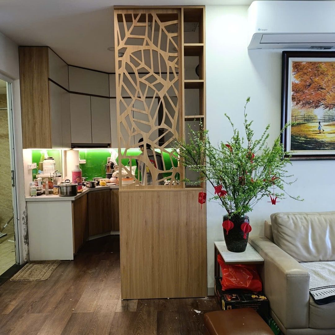 Cánh tủ mở sử dụng bản lề inox giảm chấn đóng mở êm ái.