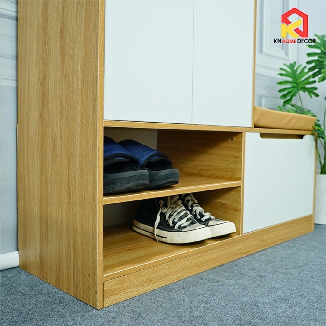 “Tủ giày lắp ráp gỗ MDF phủ Melamine dày 12-15mm, kích thước R90C120S33cm, có đệm ngồi bọc da tiện dụng. Thiết kế hiện đại, nhỏ gọn, 4 màu sắc: trắng, gỗ sồi vàng, vân gỗ xám, nâu óc chó. Phù hợp cho chung cư, nhà phố.”