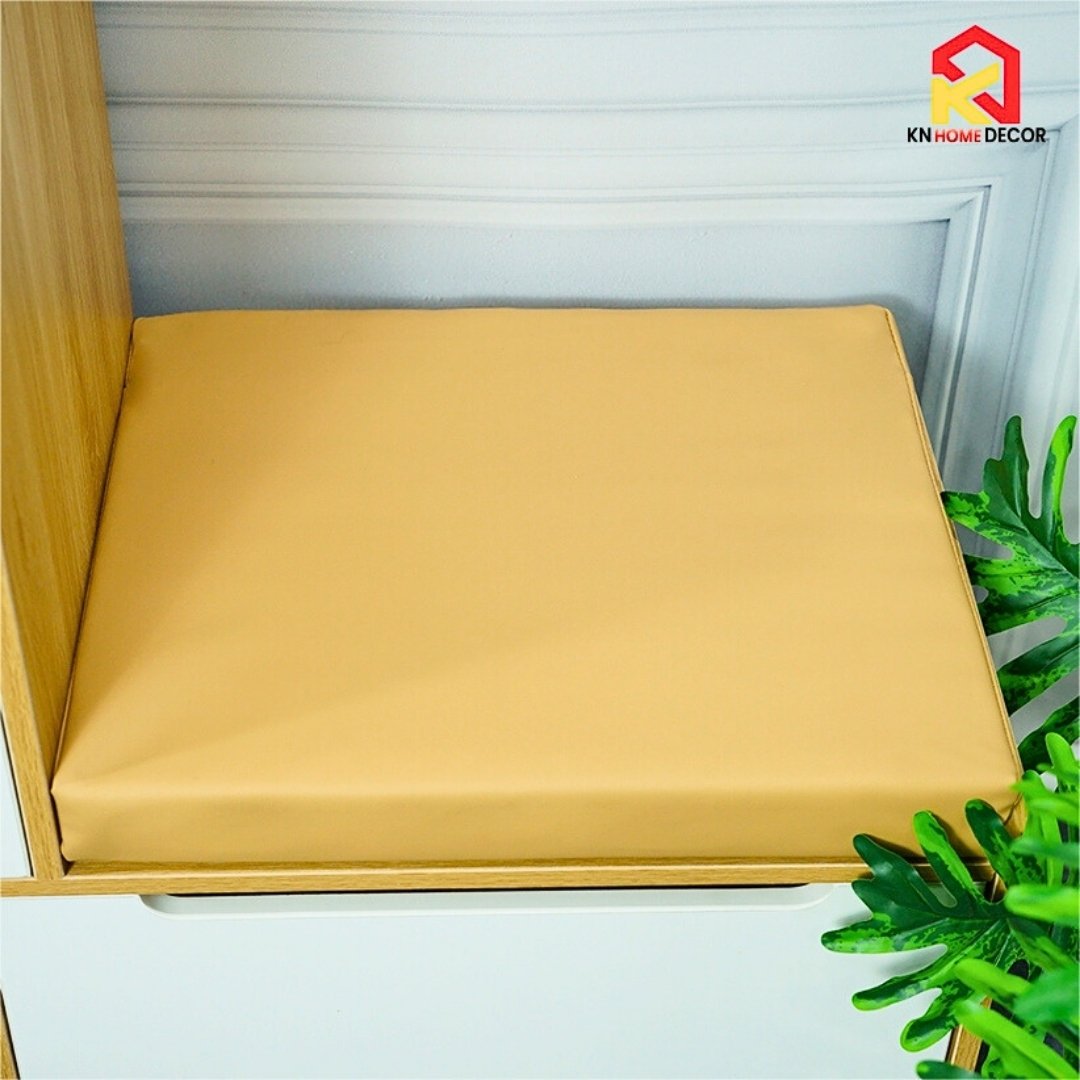 “Tủ giày lắp ráp gỗ MDF phủ Melamine dày 12-15mm, kích thước R90C120S33cm, có đệm ngồi bọc da tiện dụng. Thiết kế hiện đại, nhỏ gọn, 4 màu sắc: trắng, gỗ sồi vàng, vân gỗ xám, nâu óc chó. Phù hợp cho chung cư, nhà phố.”
